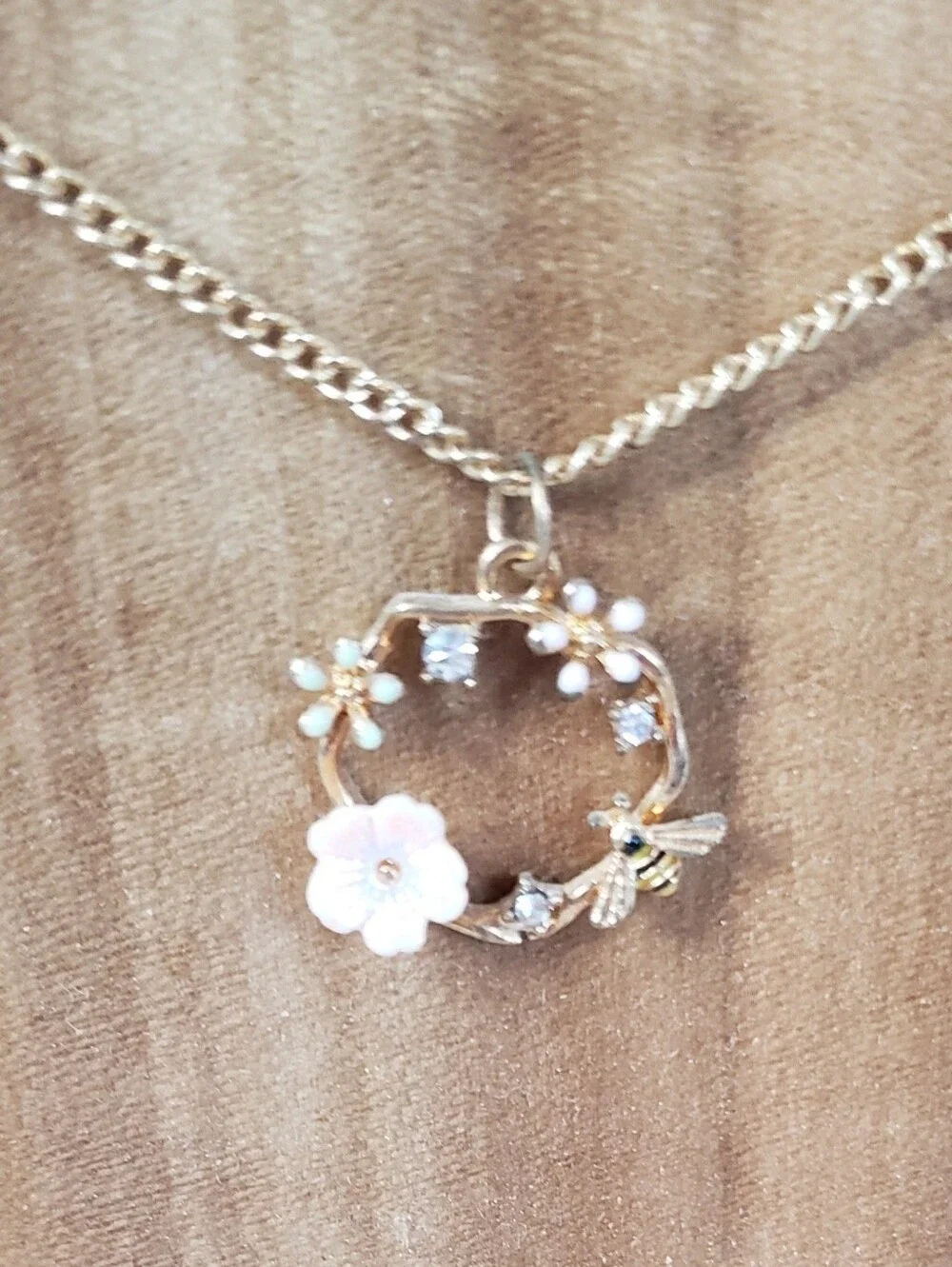 5/$25 NWOT Floral Bee Necklace